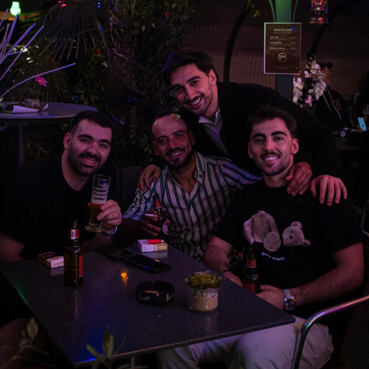 Groupe d’amis attablés en soirée