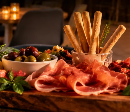Planchette italienne : jambon cru, olives et gressins