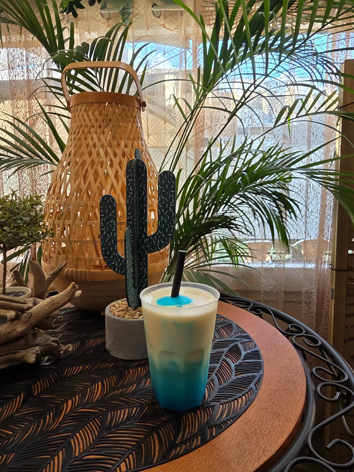 Coin bar avec palmier et cocktail bleu