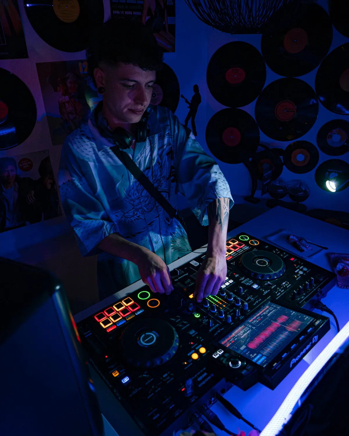 DJ aux platines pendant une soirée