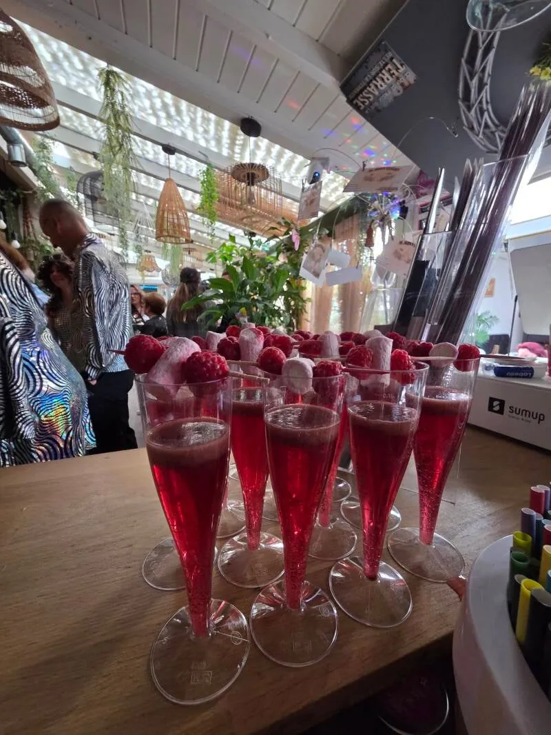 Coupes de prosecco à la framboise sur le bar